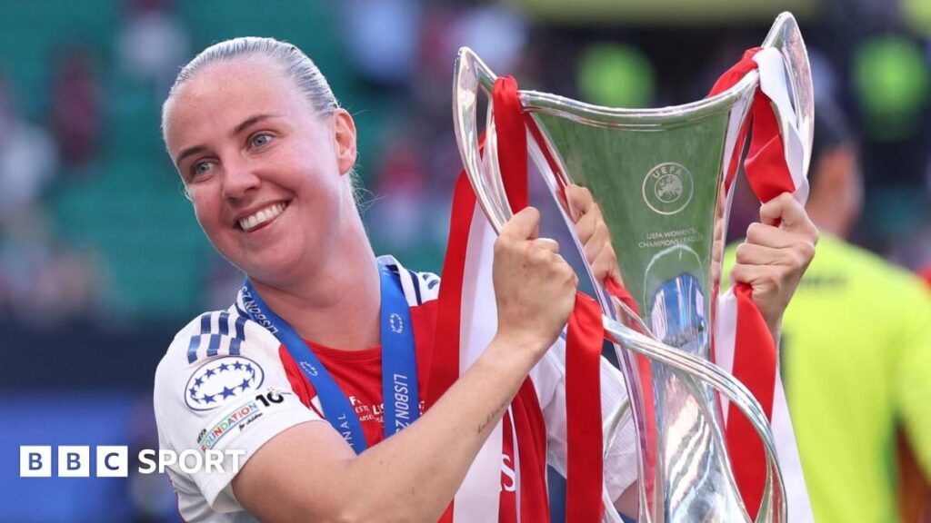 Beth Mead wearing an Arsenal kit waving to supporters on the pitch