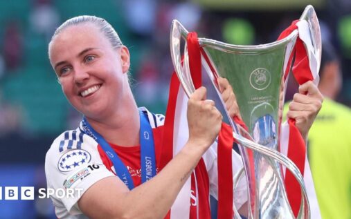 Beth Mead wearing an Arsenal kit waving to supporters on the pitch