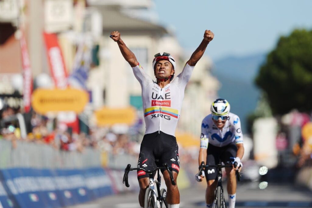 Jhonatan Narvaez sprinting to victory ahead of Enric Mas at the Giro d'Italia