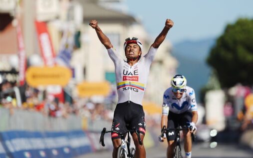 Jhonatan Narvaez sprinting to victory ahead of Enric Mas at the Giro d'Italia