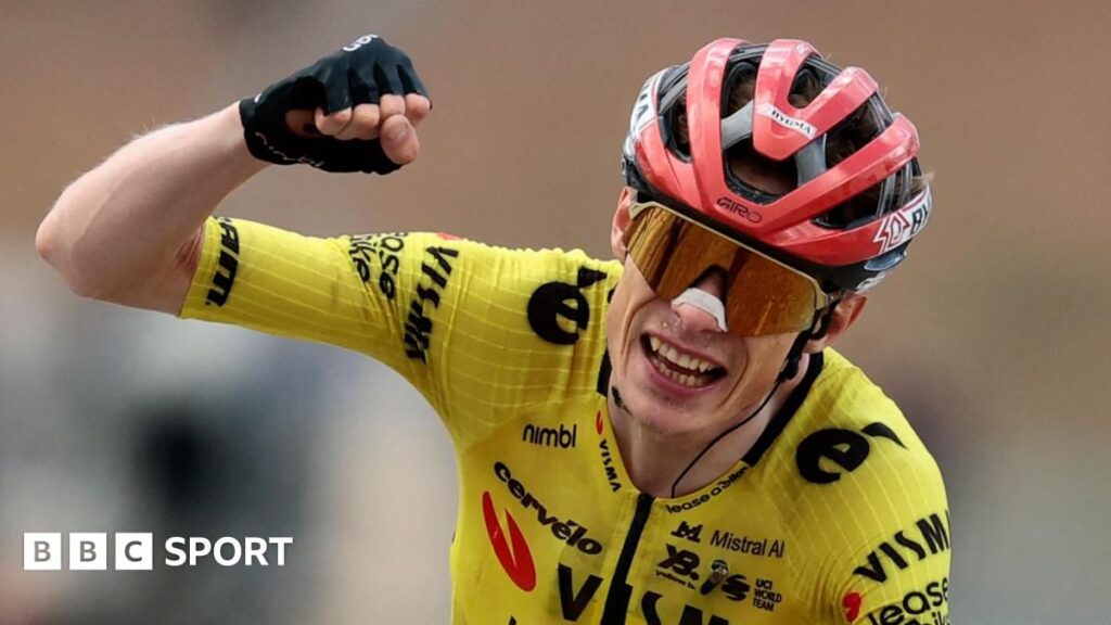 Jonas Vingegaard celebrating his solo stage seven victory on the Blockhaus climb at the Giro d'Italia