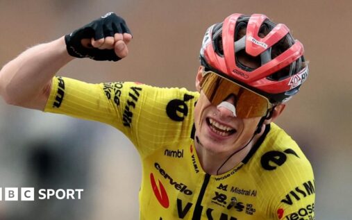 Jonas Vingegaard celebrating his solo stage seven victory on the Blockhaus climb at the Giro d'Italia