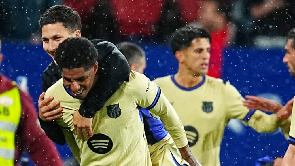 Marcus Rashford crossing the ball for Barcelona during a La Liga match