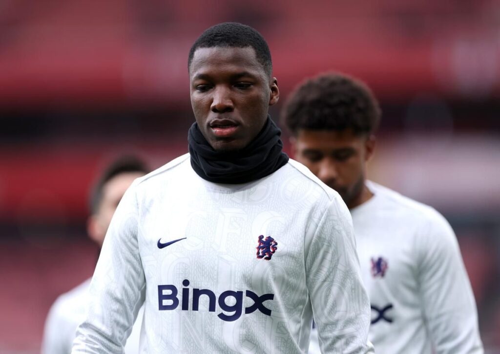 Moises Caicedo playing for Chelsea in a Premier League match