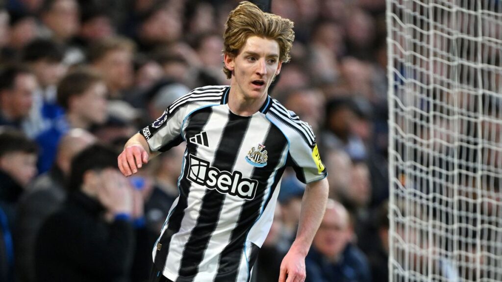 Anthony Gordon of Newcastle United during a Premier League match