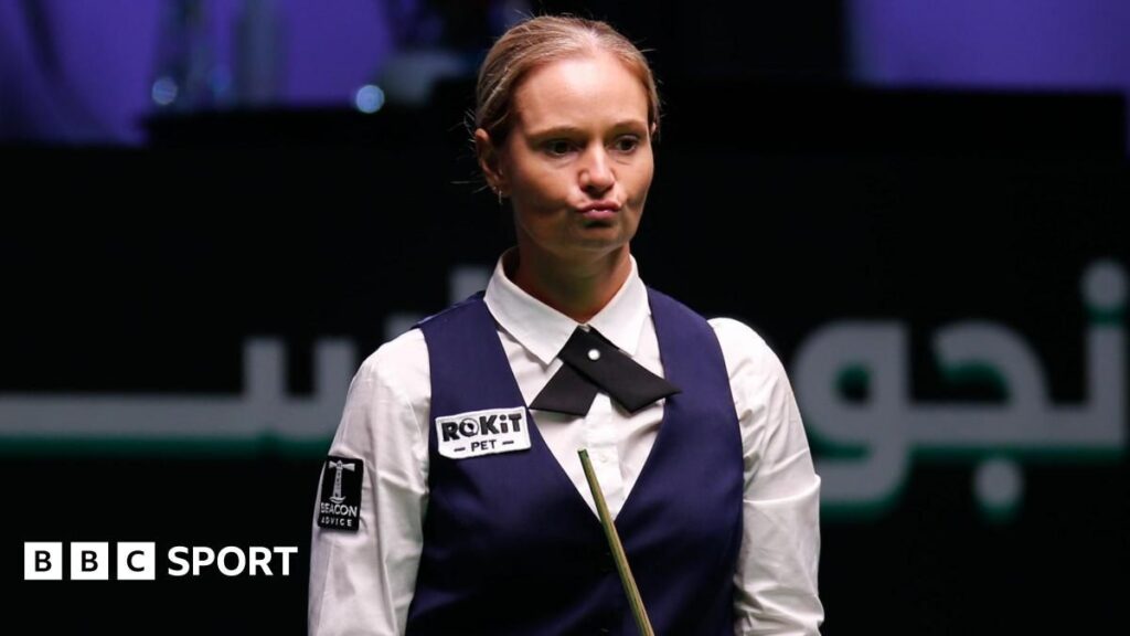Panchaya Channoi holding the Mandy Fisher Trophy after winning the Women's World Snooker Championship