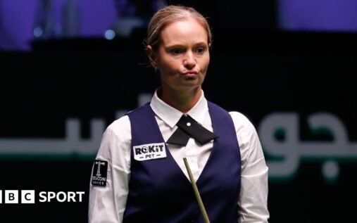 Panchaya Channoi holding the Mandy Fisher Trophy after winning the Women's World Snooker Championship