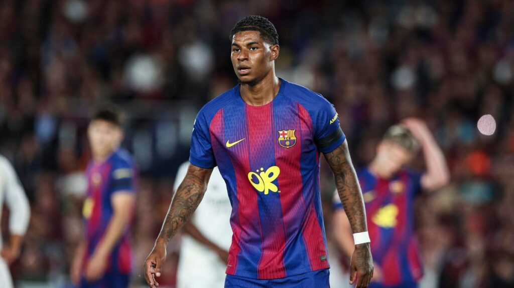 Robert Lewandowski and Marcus Rashford playing together for Barcelona