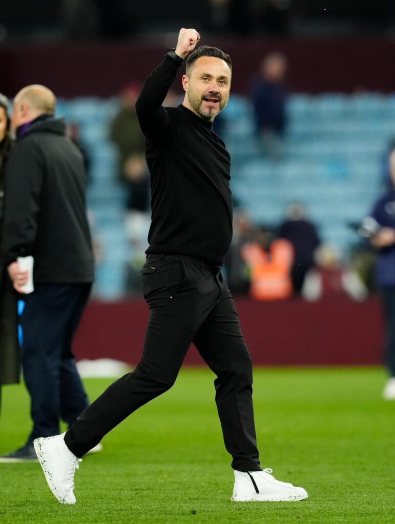 Roberto De Zerbi issuing tactical instructions to his Tottenham Hotspur players from the touchline