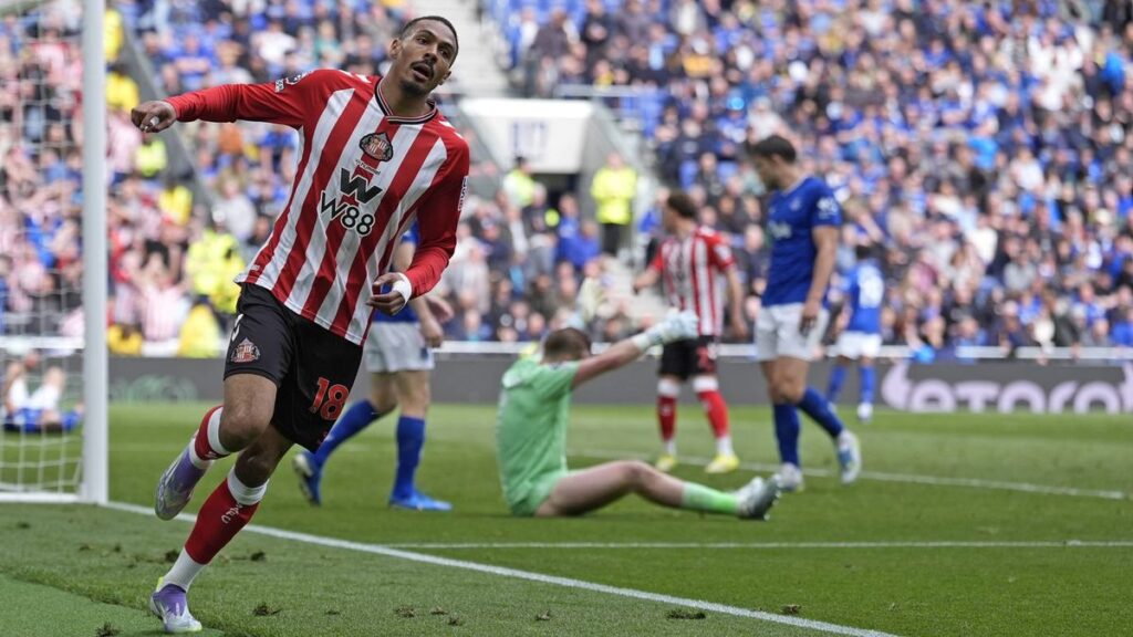 Sunderland players celebrating a goal against Everton in the Premier League
