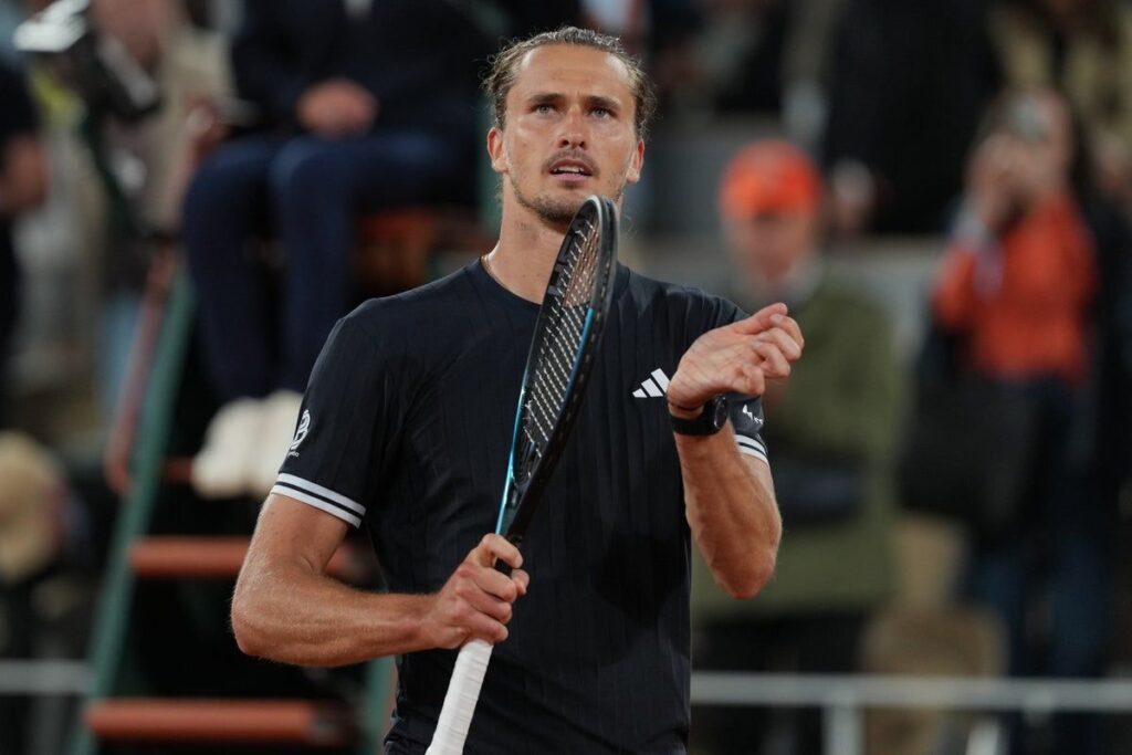 Alexander Zverev playing a forehand on the clay courts of Roland-Garros at the French Open