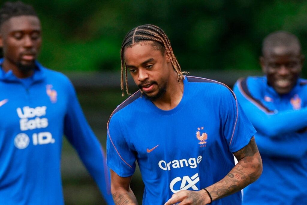 Bradley Barcola controlling the ball while playing for Paris St-Germain