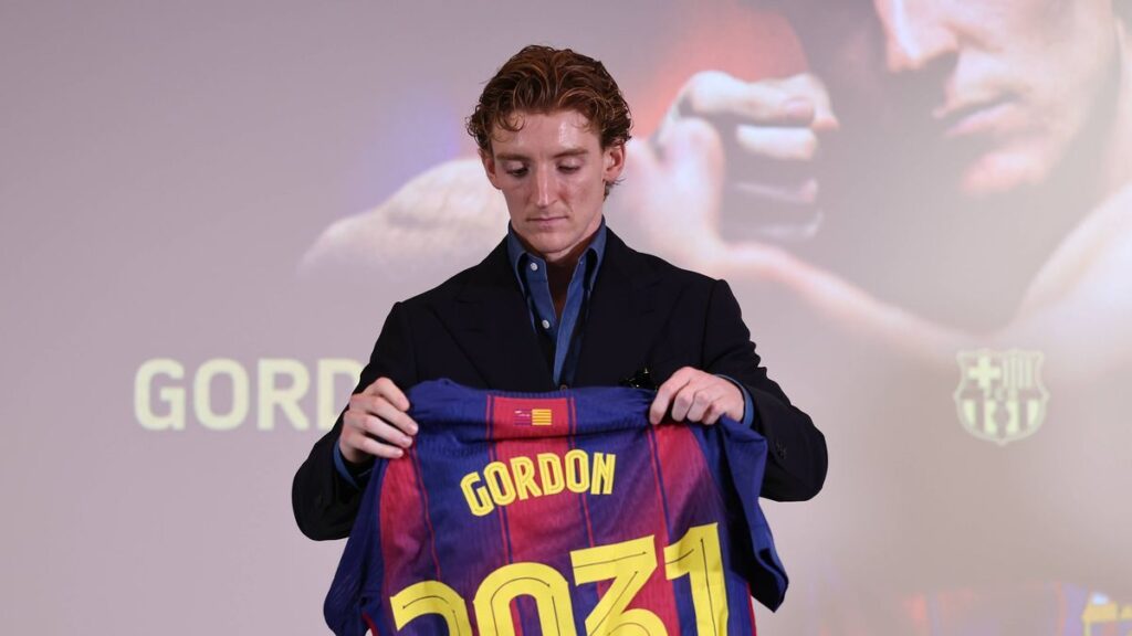Anthony Gordon playing in a football match