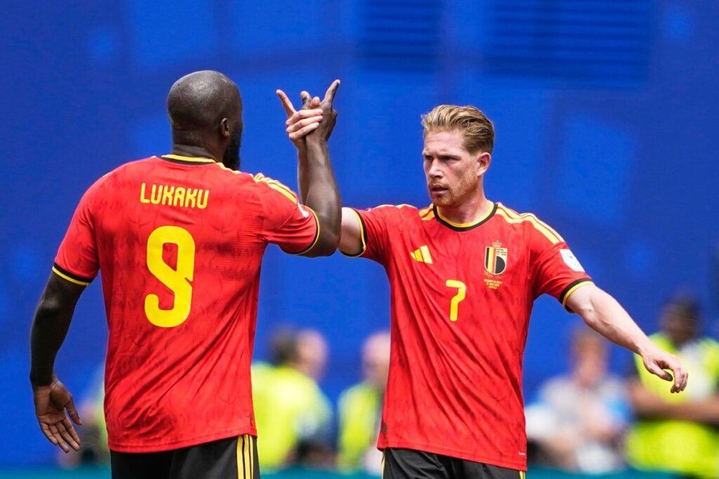 A dejected Kevin De Bruyne and Romelu Lukaku walking on the pitch in Belgium national team kits