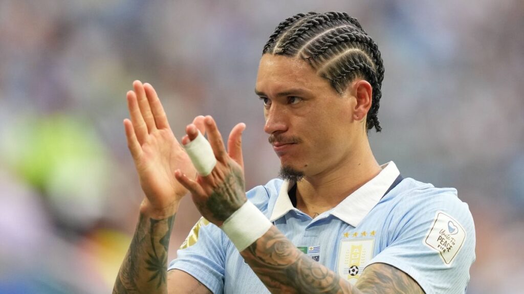 Darwin Nunez looking disappointed while playing for the Uruguay national team