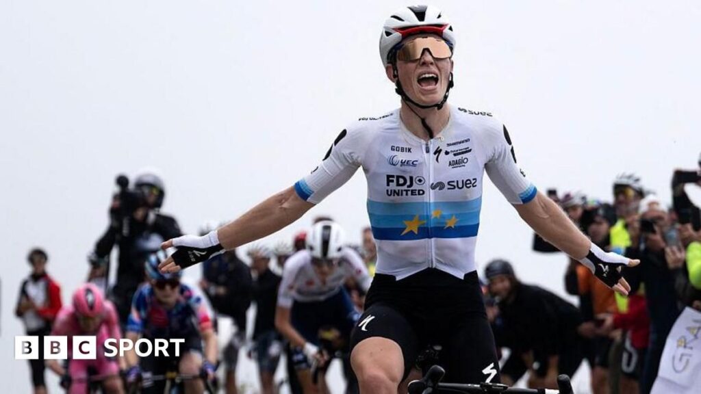 Demi Vollering crossing the finish line to win stage eight of the Giro d'Italia Women in the Italian Alps