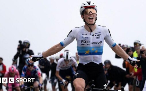 Demi Vollering crossing the finish line to win stage eight of the Giro d'Italia Women in the Italian Alps
