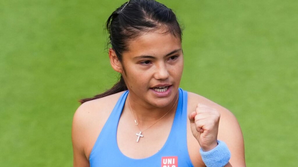 Emma Raducanu hitting a forehand on a grass court at the Queen's Club
