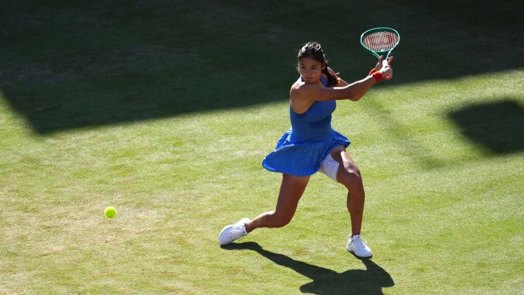 Emma Raducanu hitting a forehand on a grass court at the Queen's Club championships