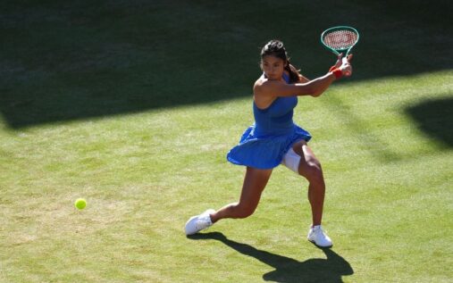 Emma Raducanu hitting a forehand on a grass court at the Queen's Club championships