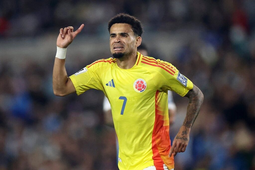 Luis Diaz running with the ball while playing for the Colombia national team