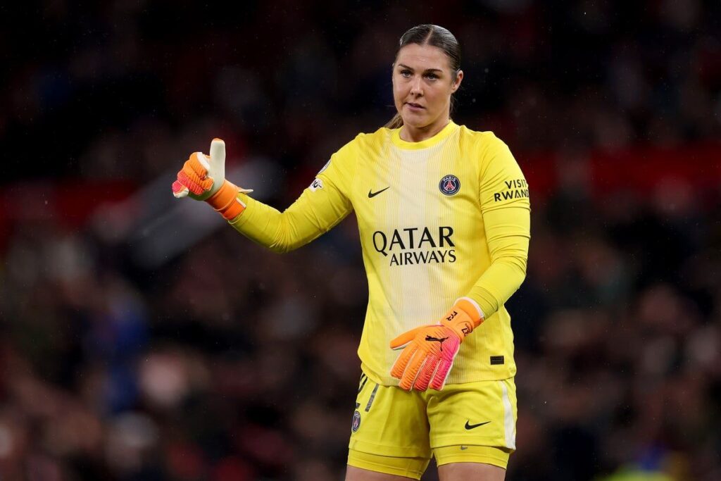 Mary Earps waving to the crowd while wearing a Paris Saint-Germain goalkeeper kit
