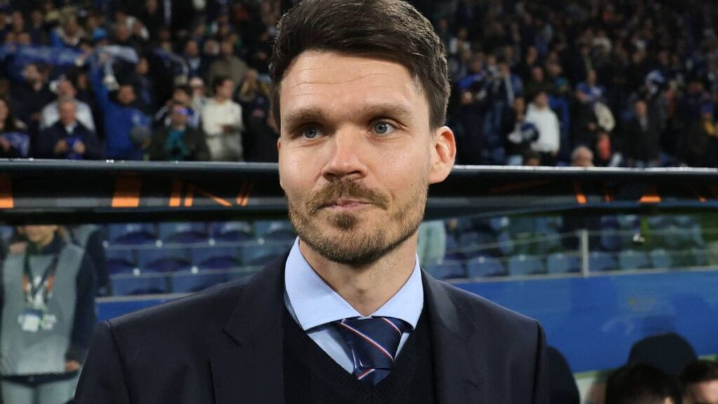 Rangers manager Danny Rohl standing on the touchline