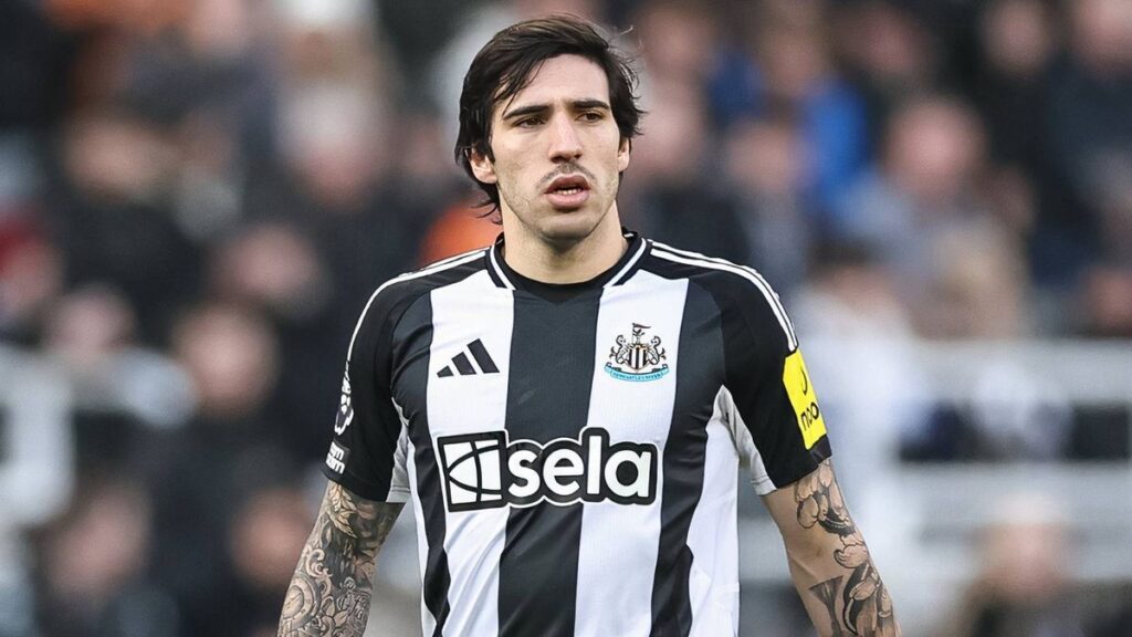 Sandro Tonali playing in midfield for Newcastle United